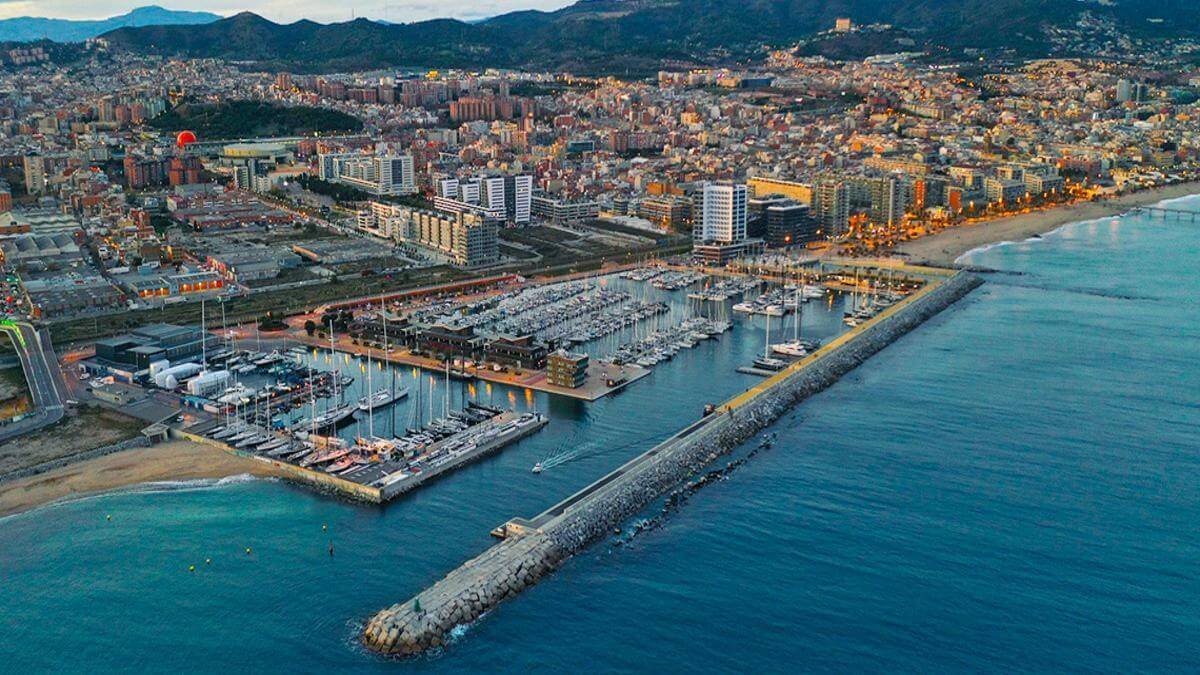 plano desde la costa de badalona, se aprecia toda la ciudad