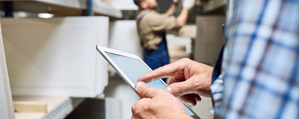 trabajador organizando inventario con la tablet